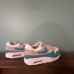 Nike Women's Athletic Shoes - Teal and Beige